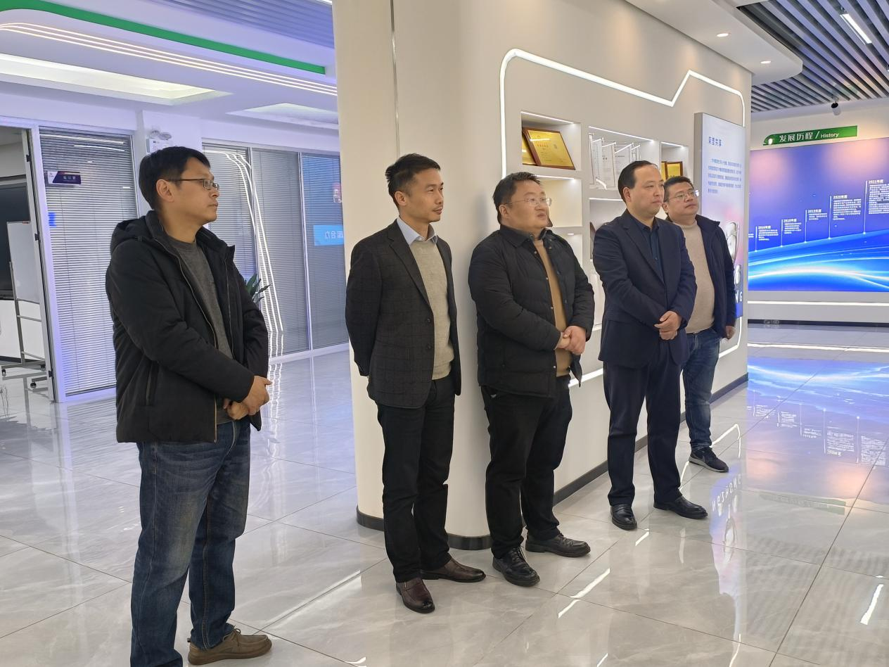 并肩同筑新時(shí)代，攜手共創(chuàng)新未來(lái)