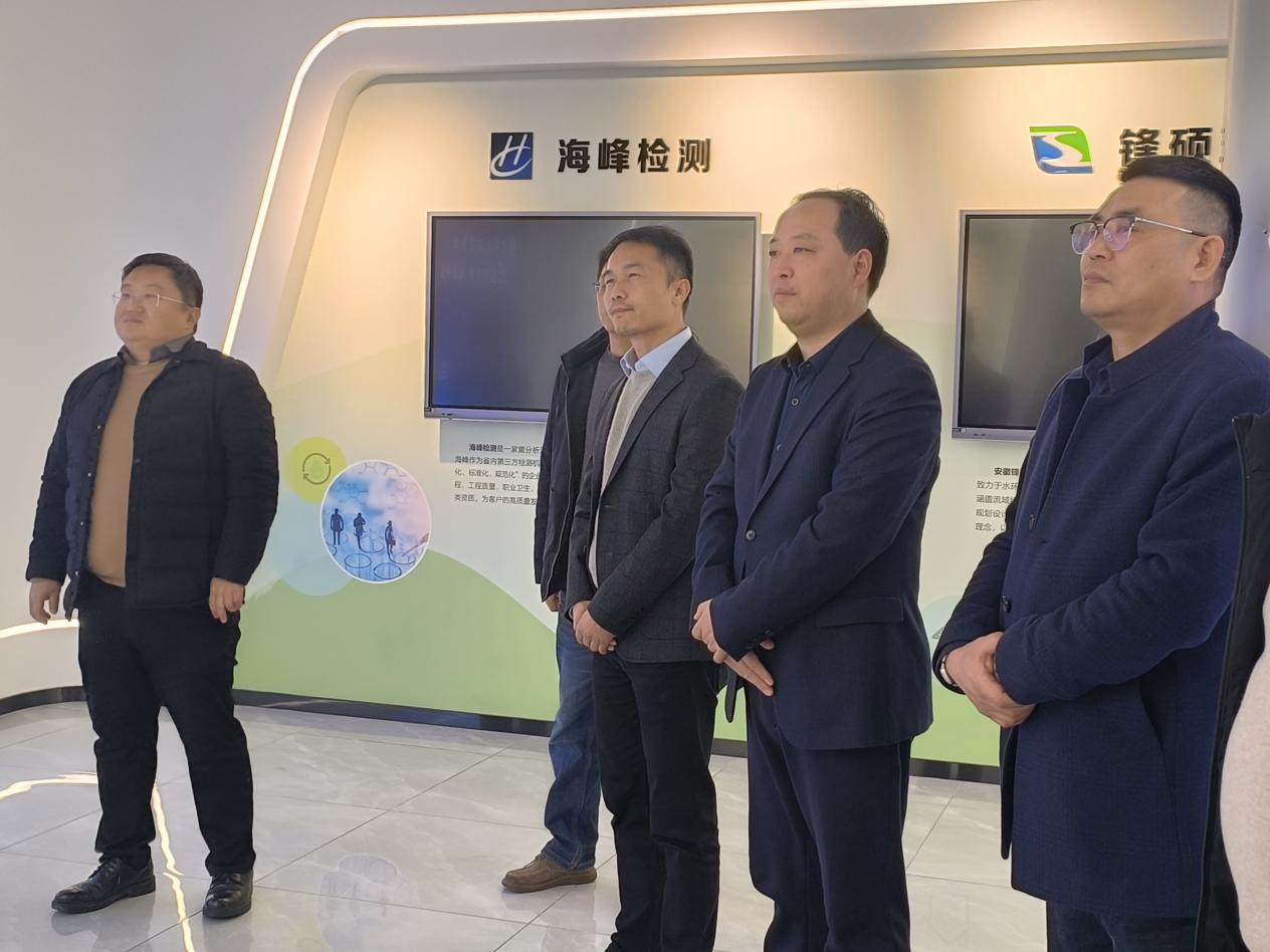 并肩同筑新時(shí)代，攜手共創(chuàng)新未來(lái)