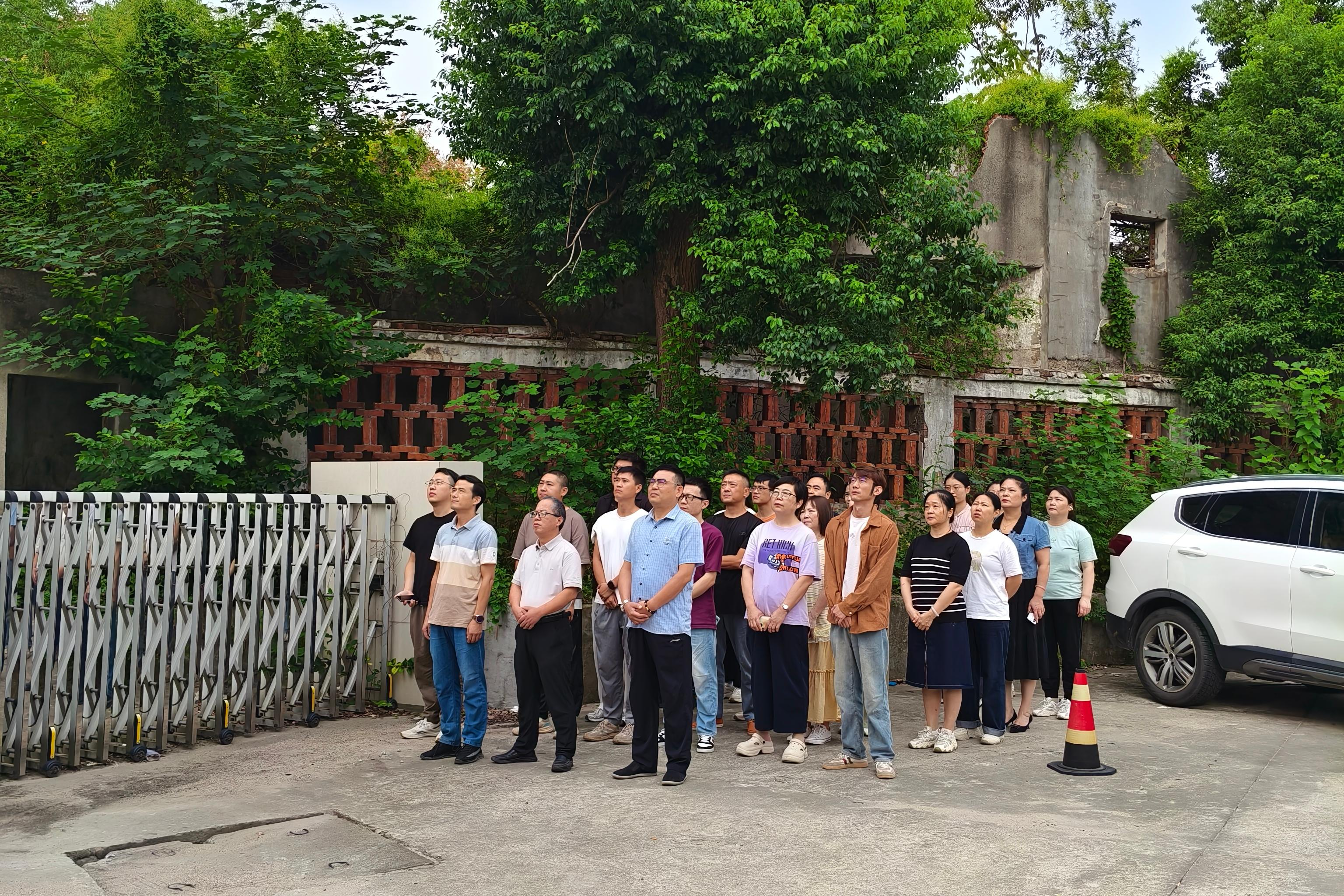 紅旗飄揚迎國慶，初心如磐啟新程